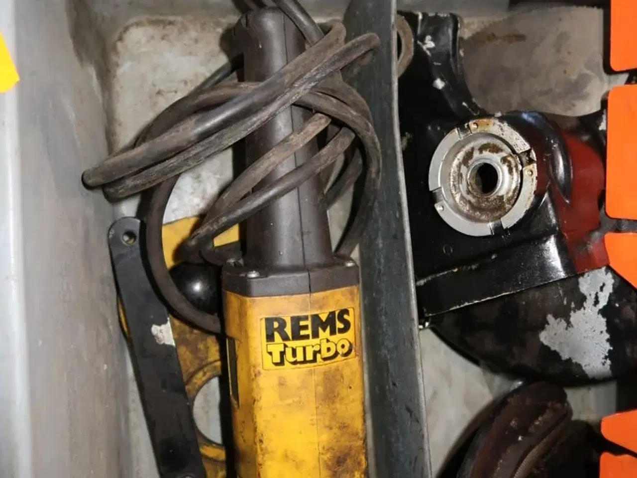 Billede 5 - Kasse med div. Værktøj bl.a. afkorter REMS Turbo