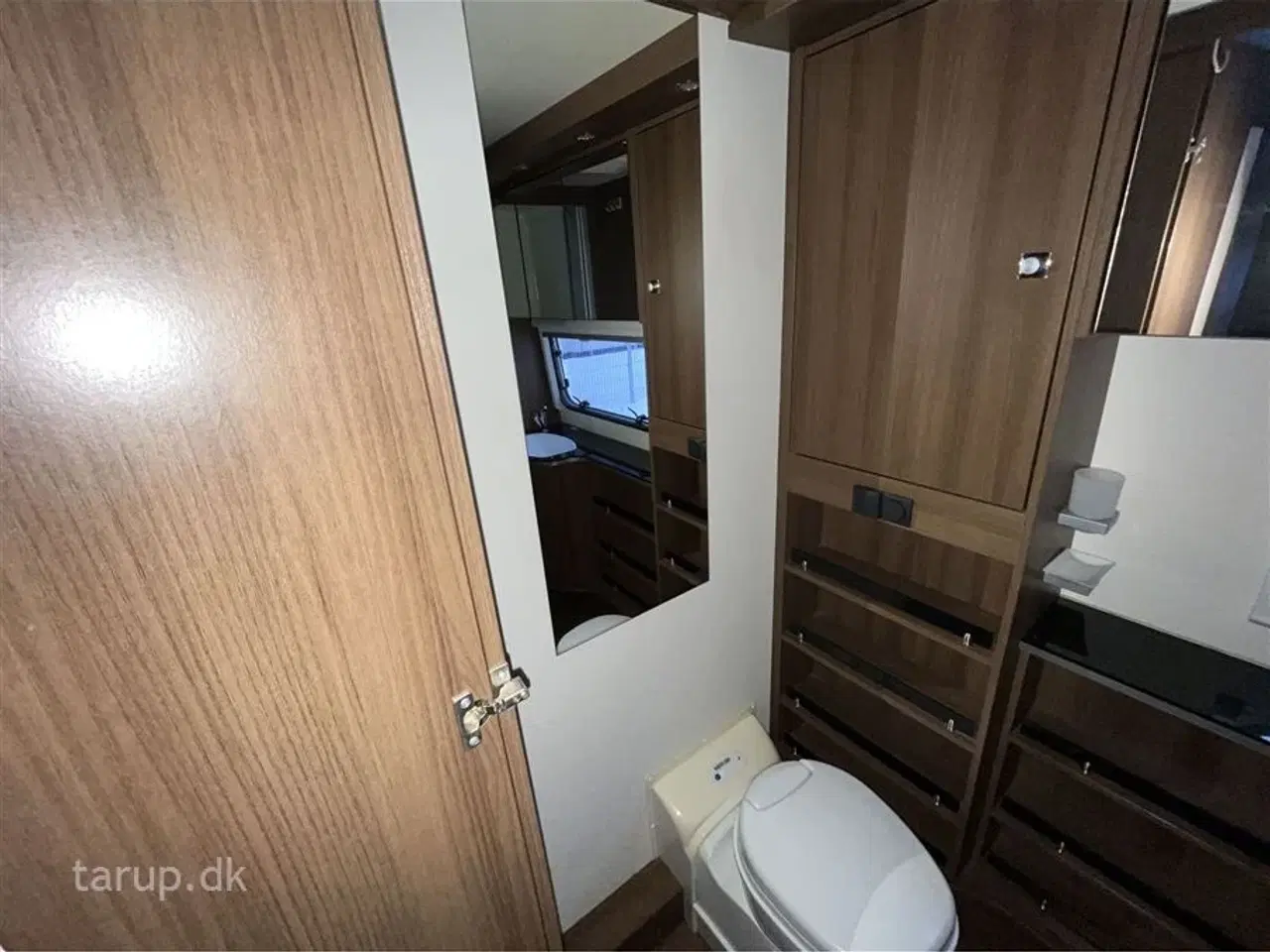 Billede 22 - 2015 - Dethleffs Beduin VIP 650 RFT   Thule tagmonteret el-markise, Truma aircon., mover, ALDE centralvarme, vandbåren gulvvarme, rundsiddegruppe, fransk dobbeltseng