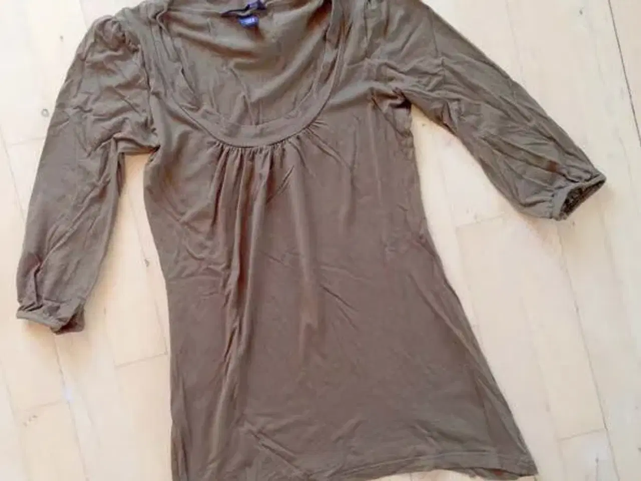 Billede 3 - T-SHIRT med 3/4-LANGE ÆRMER - Bluse