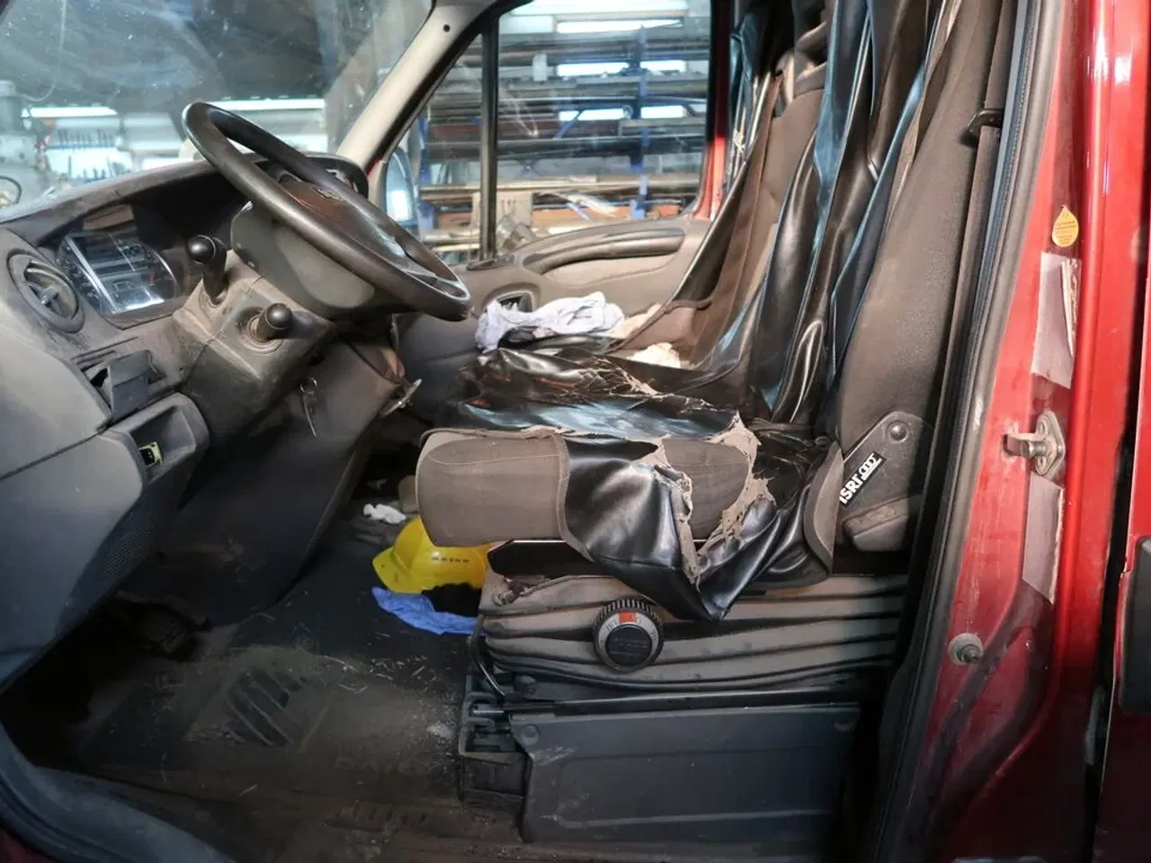 Billede 19 - Varebil IVECO 35s14av (15,6m3)eu4 (indhold bag i bilen medfølger ikke)