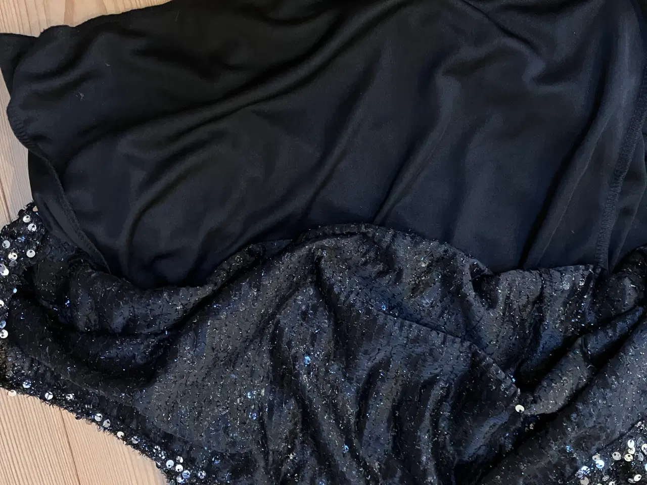 Billede 3 - Sort kjole med pailletter