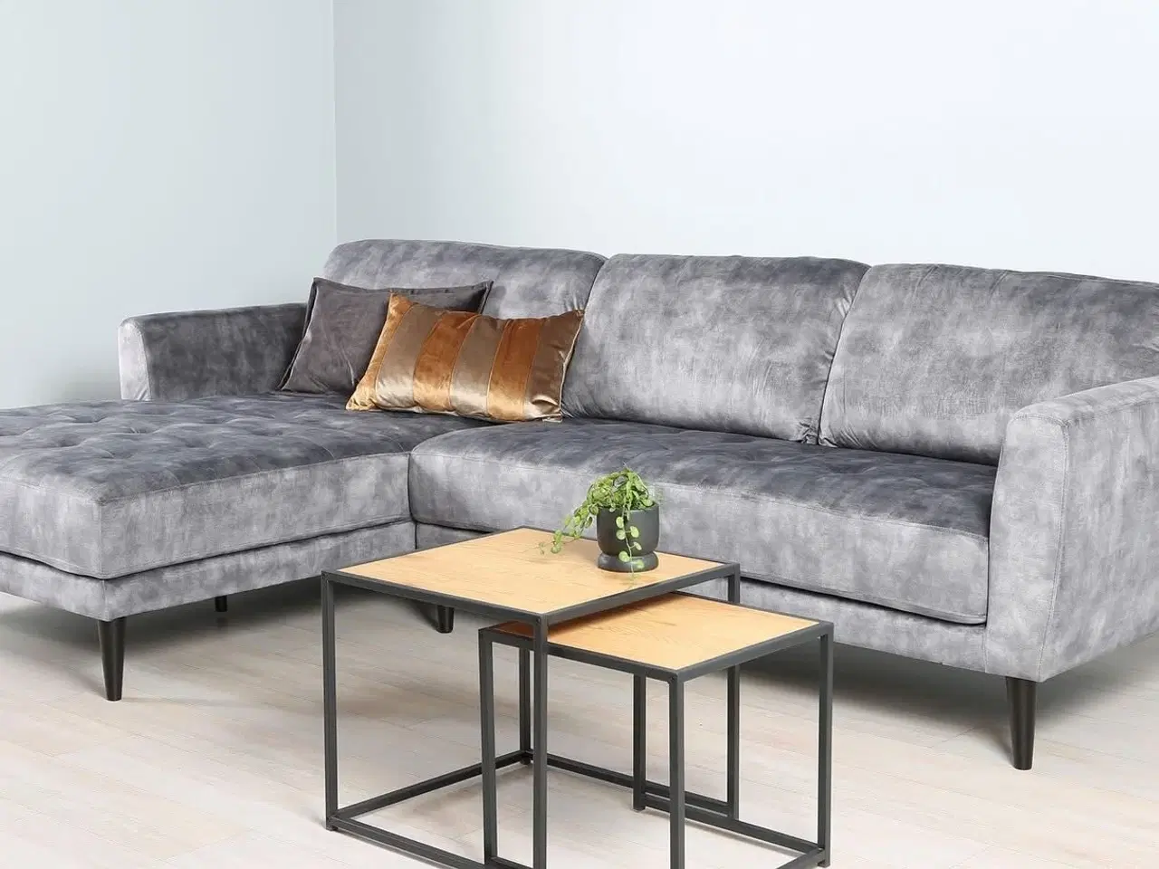 Billede 2 - 🛋️ Grå velour chaiselongsofa fra Daells Bolighus