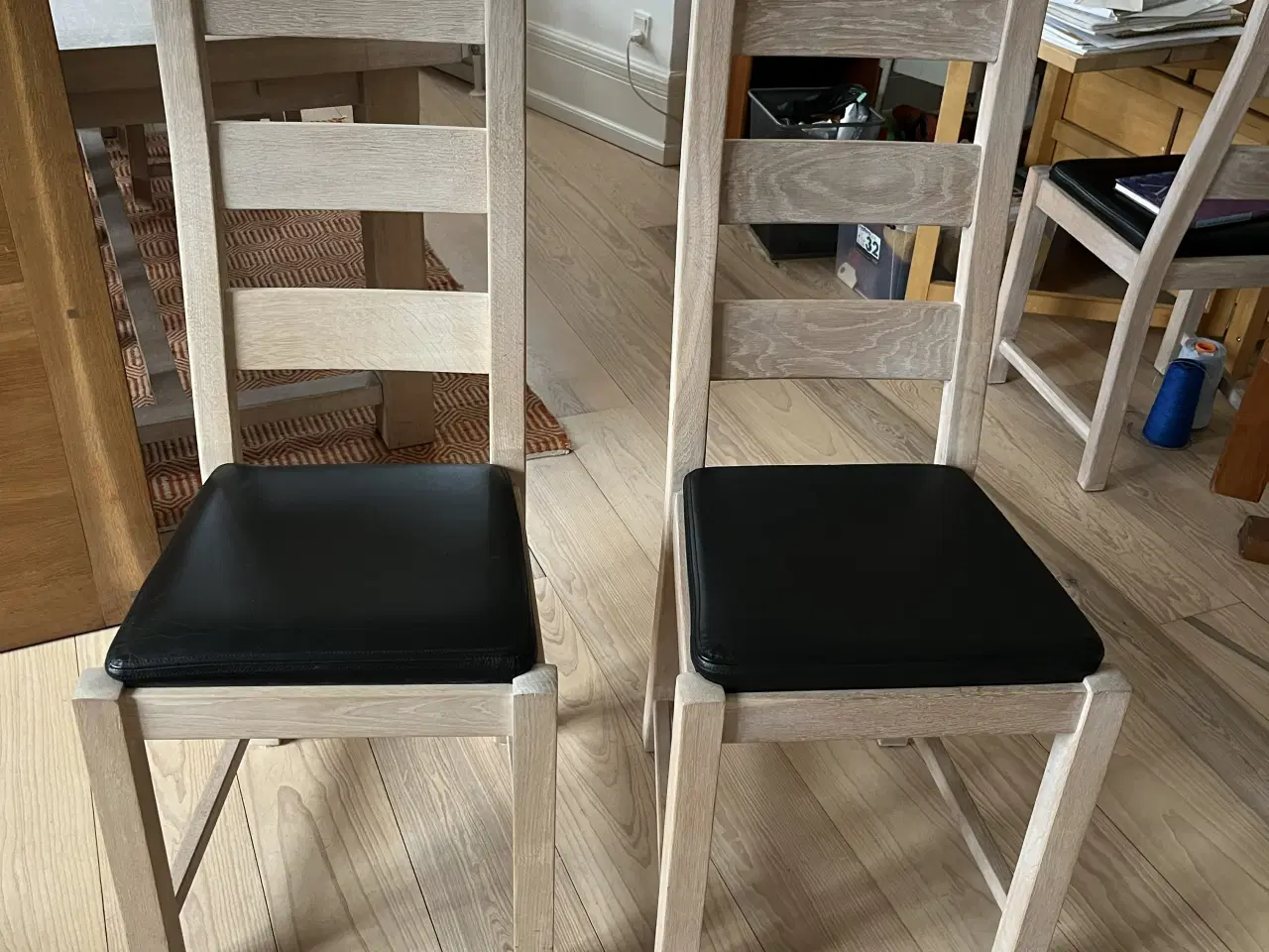 Billede 3 - Egetræs spisebord med stole