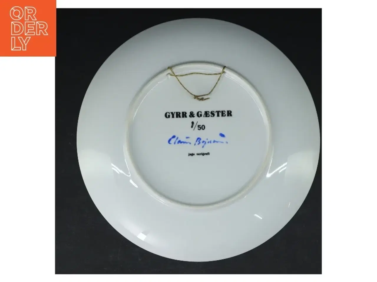 Billede 4 - Dekorativ tallerken med kunsttryk fra Gyrr og Gæster (str. Ø. 25 cm)Nr1/50 -