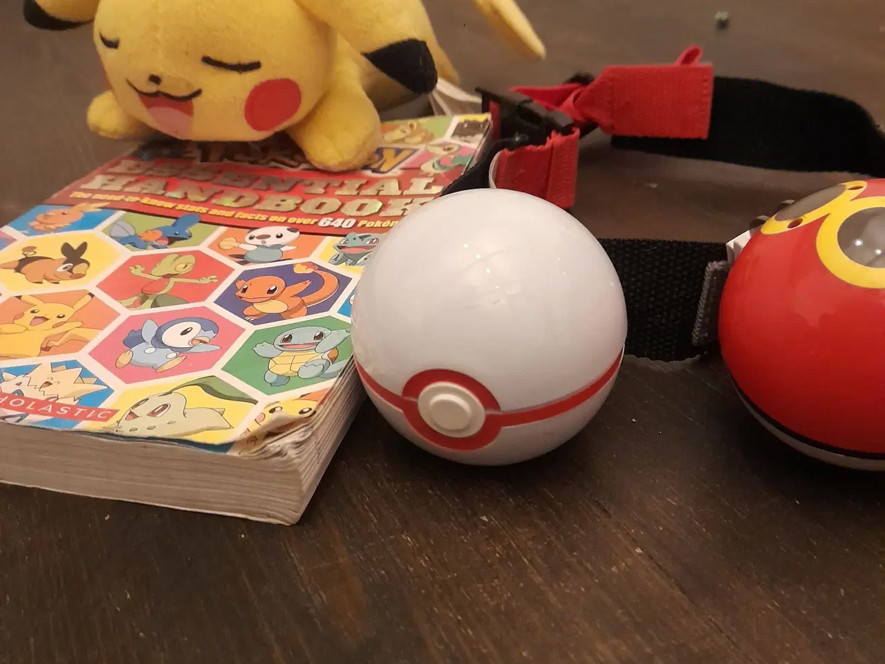 Billede 2 - Pokemon bolde med bælte, bog og bamse