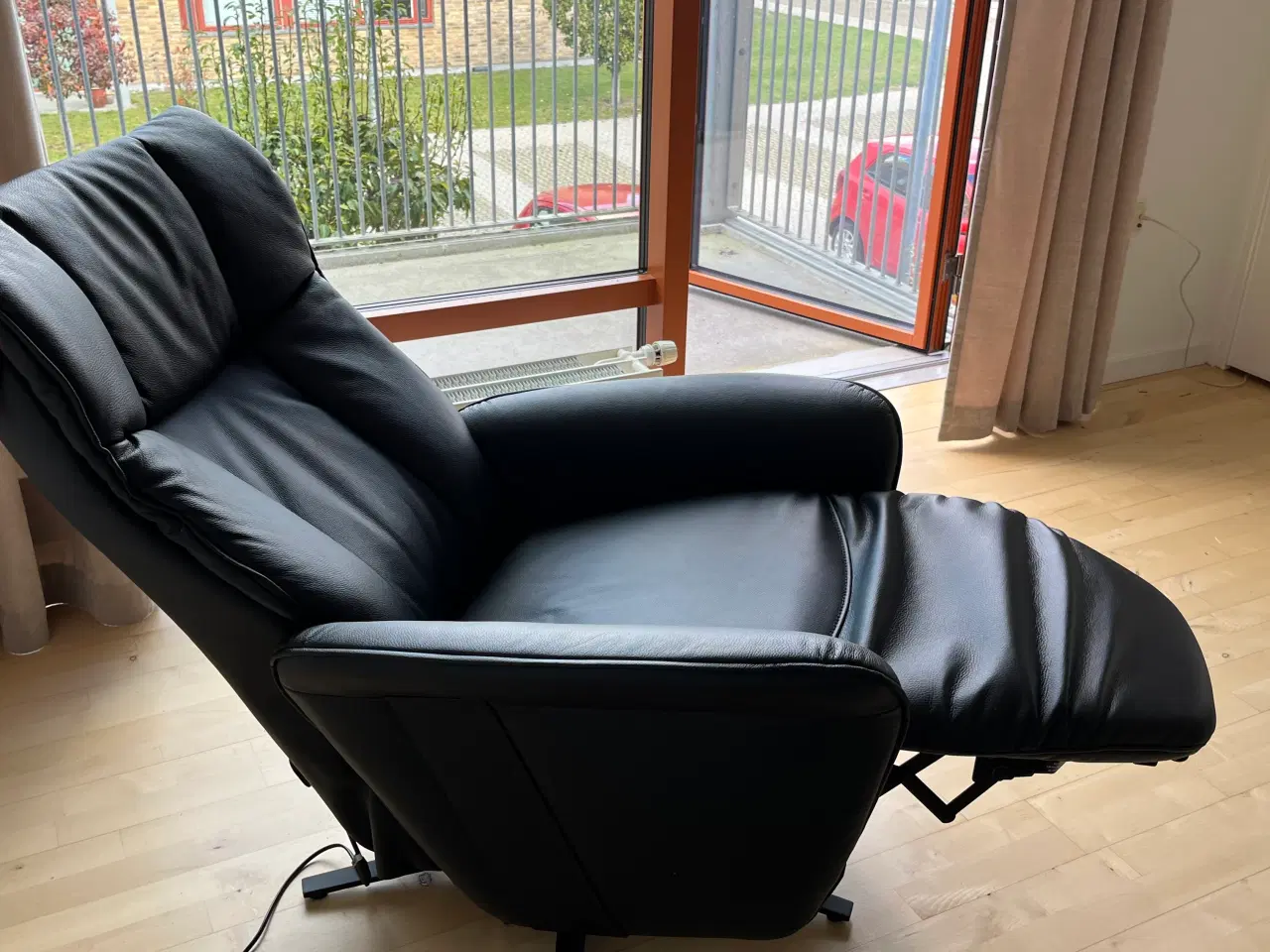 Billede 3 - Ny lænestol i sort læder/fjernbetjent indstilling