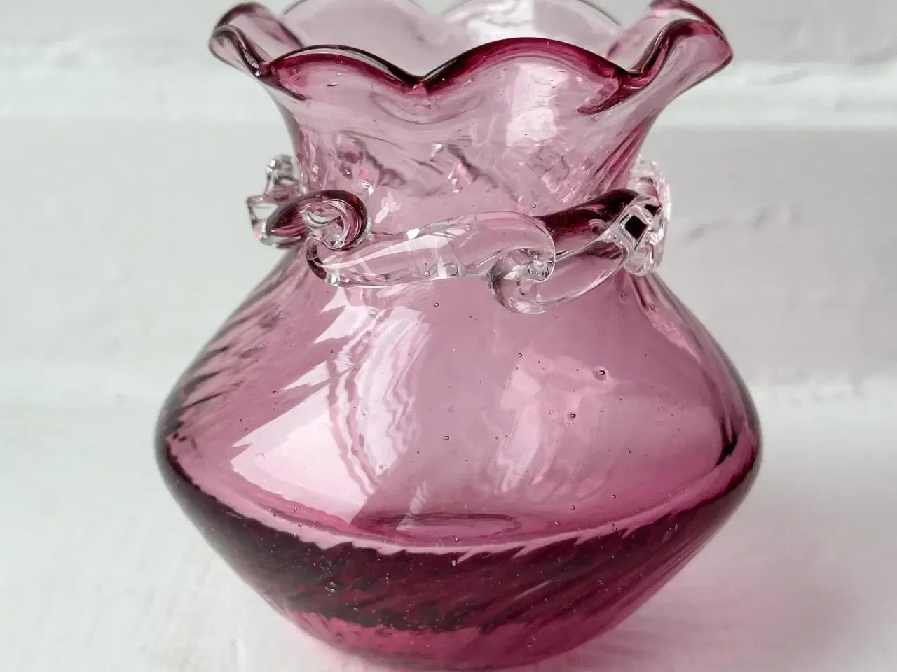 Billede 3 - Pilgrim, lyselilla minivase m flæser, 1966-72, NB