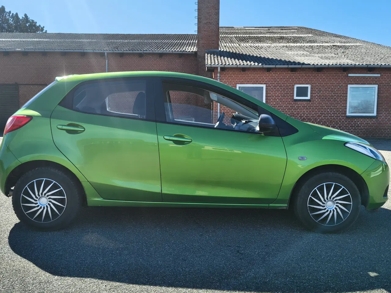 Billede 3 - Ny synet Mazda 2 1,3 med aftagelig træk sælges