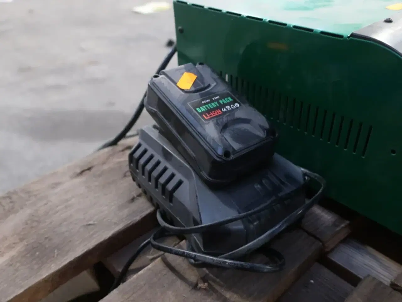 Billede 1 - Batteri samt lader