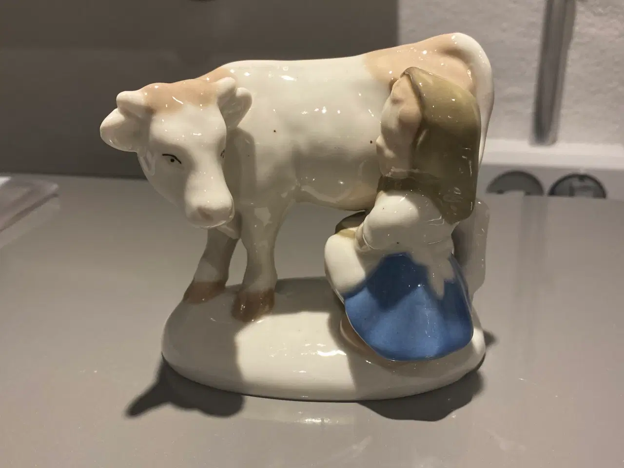 Billede 3 - Porcelænsfigur pige der malker ko B&G