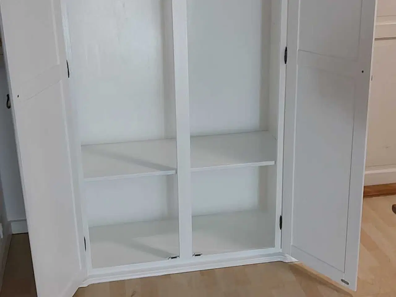 Billede 5 - Ny malet Karlekammerskab