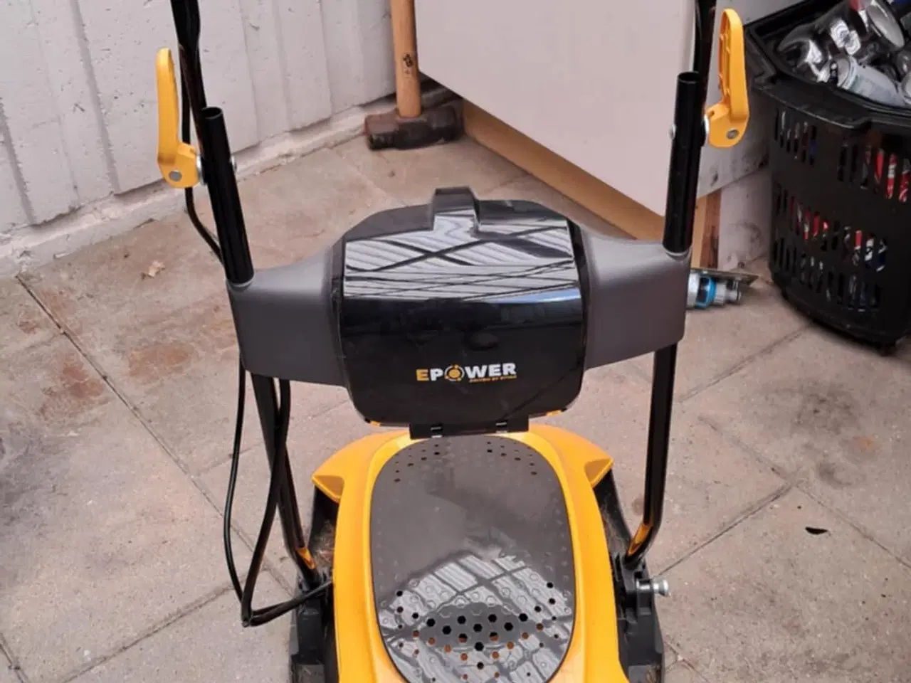 Billede 5 -  Helt Ny Batteridrevet plæneklipper-Brugt 2 gange