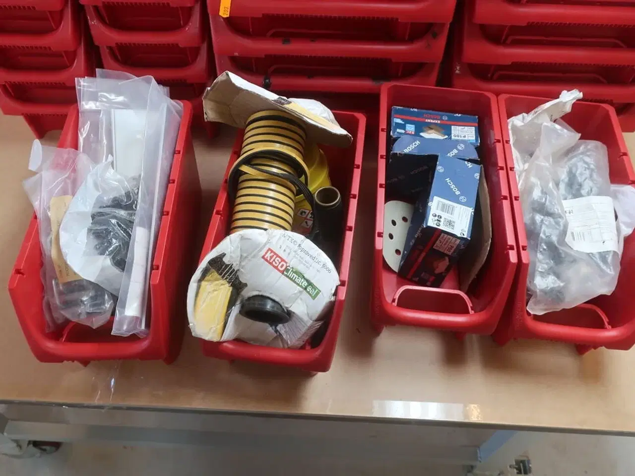 Billede 3 - Røde kasser med indhold