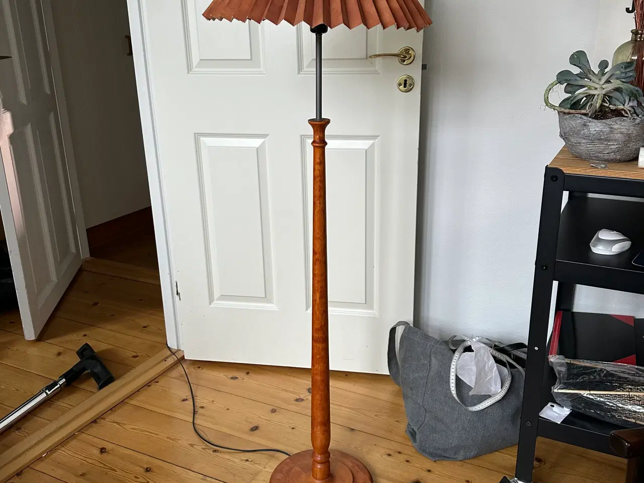 Billede 3 - Gulvlampe fra 1960'erne med orange plisseret skærm