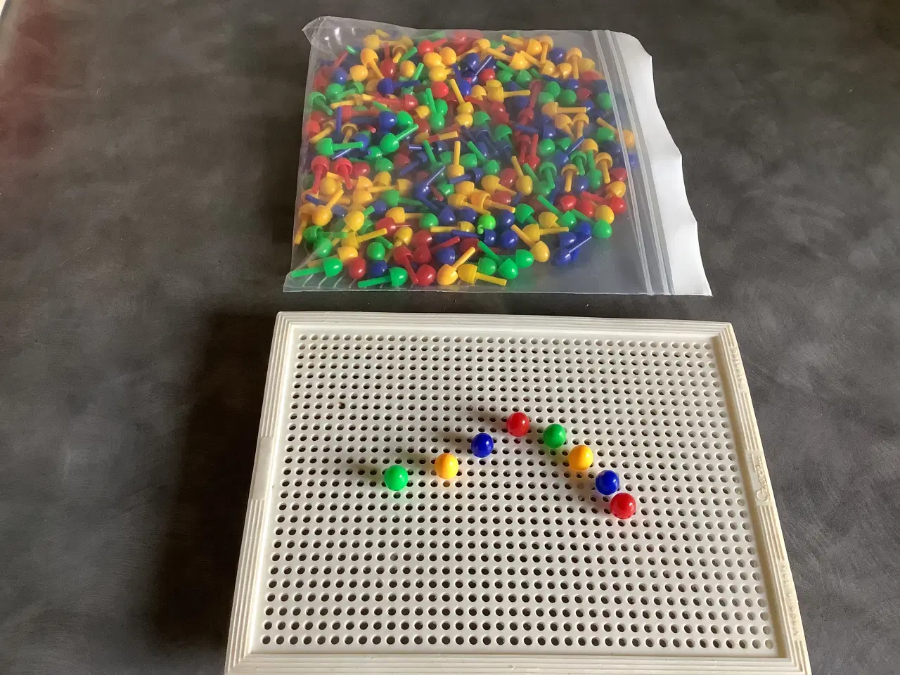 Billede 4 - Mosaik med bogstaver og stifter i 4 farver