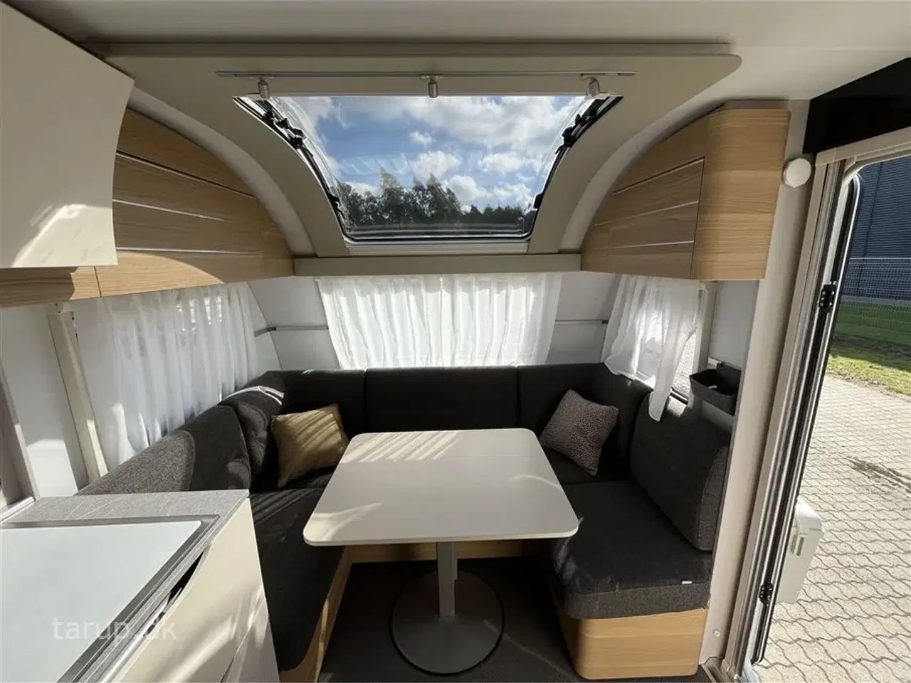 Billede 7 - 2023 - Adria Adora 472 UP   Fortelt: Isabella Commodore Coast, Enduro aut. mover m/ lithium batteri, rundsiddegruppe, køleskab, bruser, panoramavindue, fransk dobbeltseng