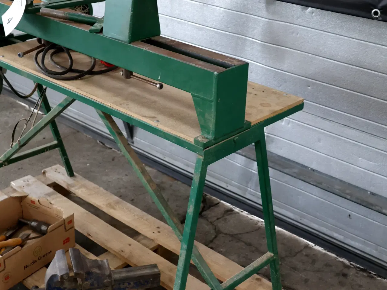 Billede 3 - Trædrejebænk m/div tilbehør og skruestik.