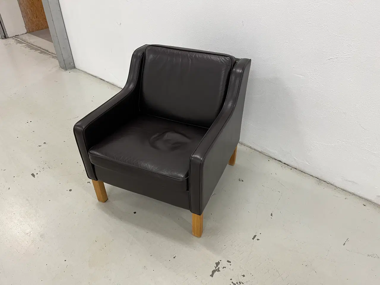 Billede 3 - Mogens Hansen MH195 lav stol i Dark Brown læder.