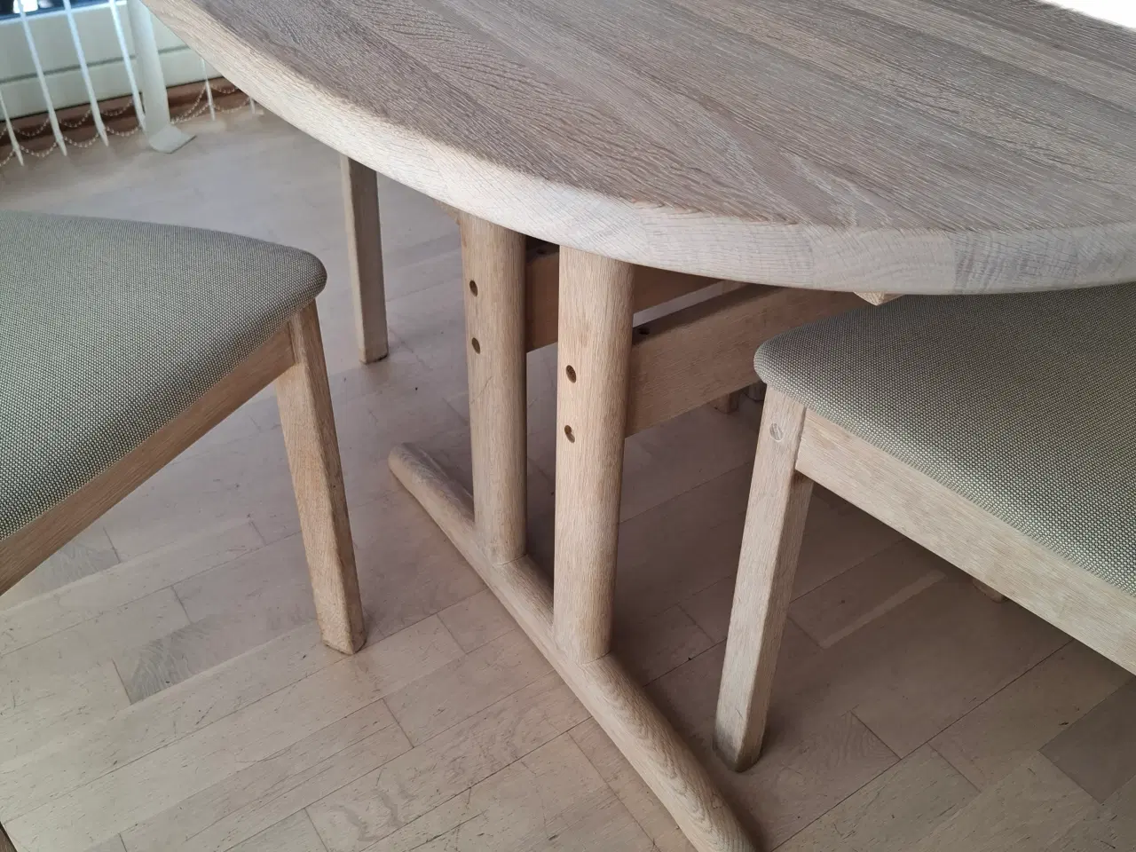 Billede 6 - Spisebord med 6 stole i massivt egetræ