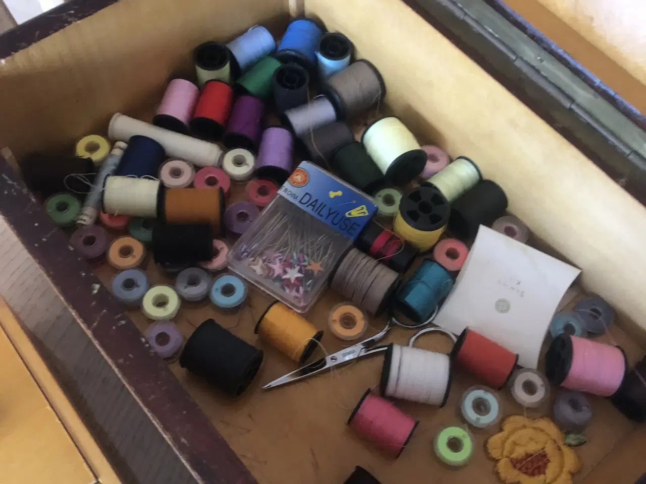 Billede 3 - Eva 2418 symaskine samt antik syæske