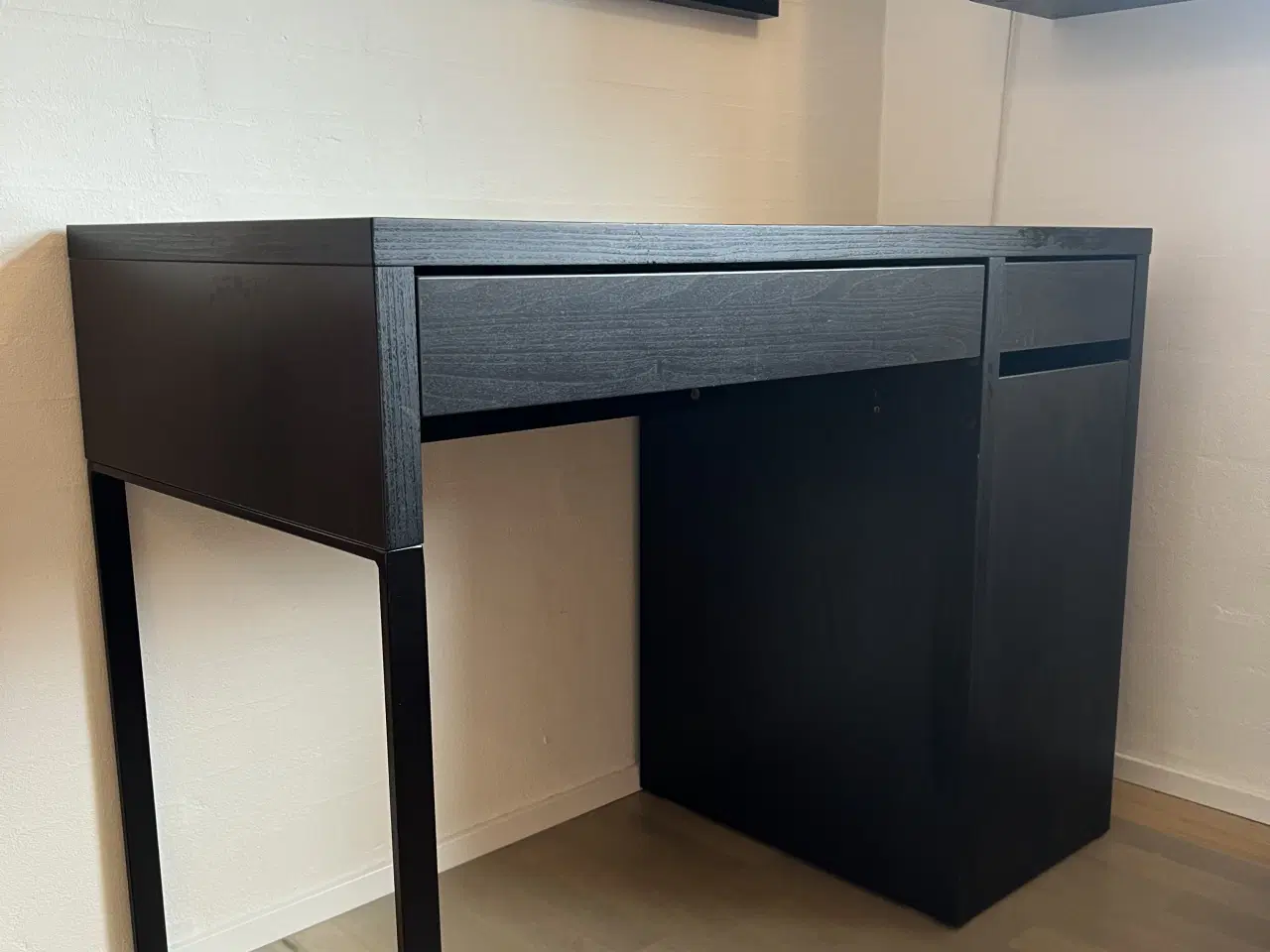 Billede 1 - Fint skrivebord - perfekt til børneværelset