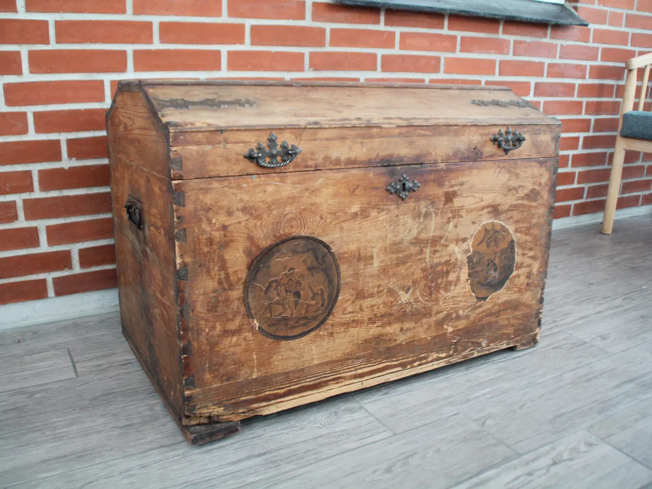 Billede 2 - Gammel kiste med hvælvet låg og patina.