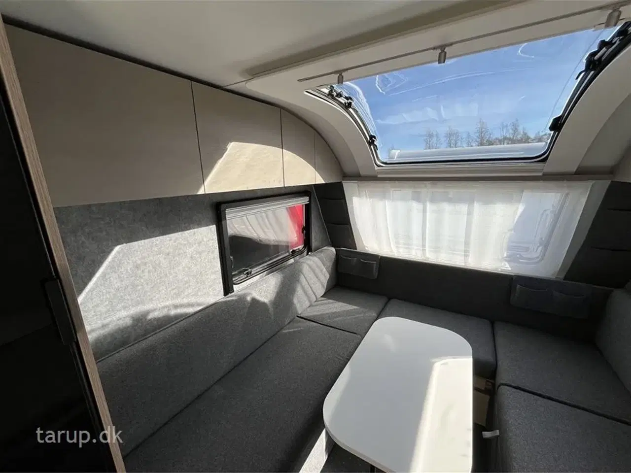 Billede 8 - 2026 - Adria Altea 362 LH   Enkeltsenge m/udtræk, rundsidde-gruppe, panorama vindue, el-gulv-varme, TV-holder,  stort 142 l. køleskab/ fryser