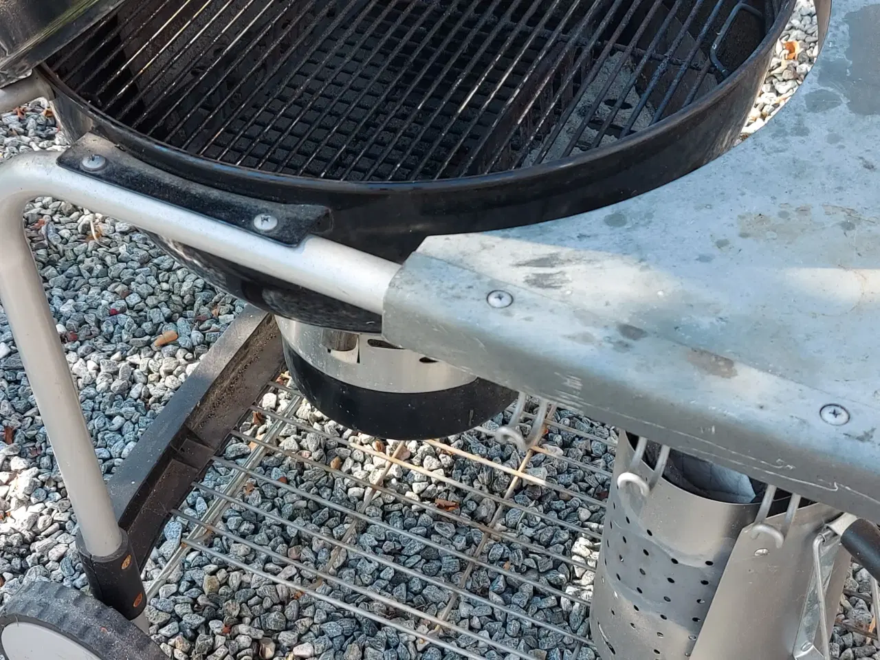 Billede 2 - Weber kuglegrill med sidebord.