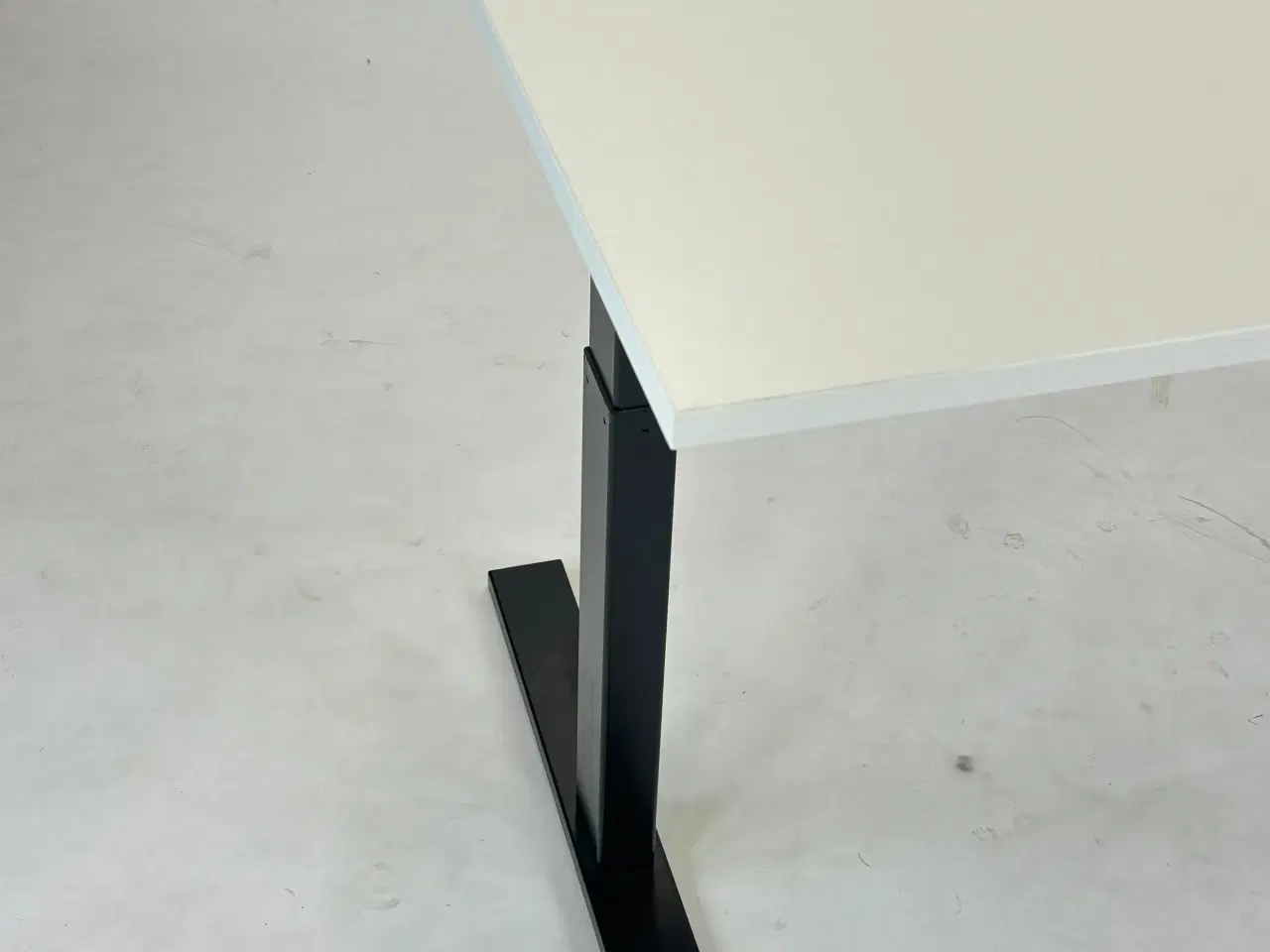 Billede 3 - Hæve-/Sænkebord 140x80 (m. flexstel) - Linak