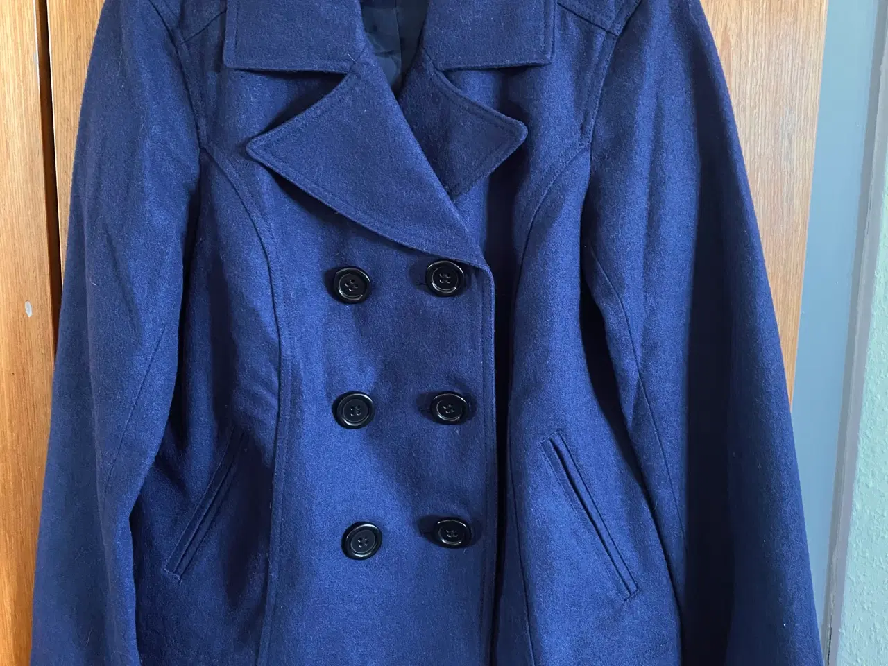 Billede 1 - Mørkeblå jakke til salg