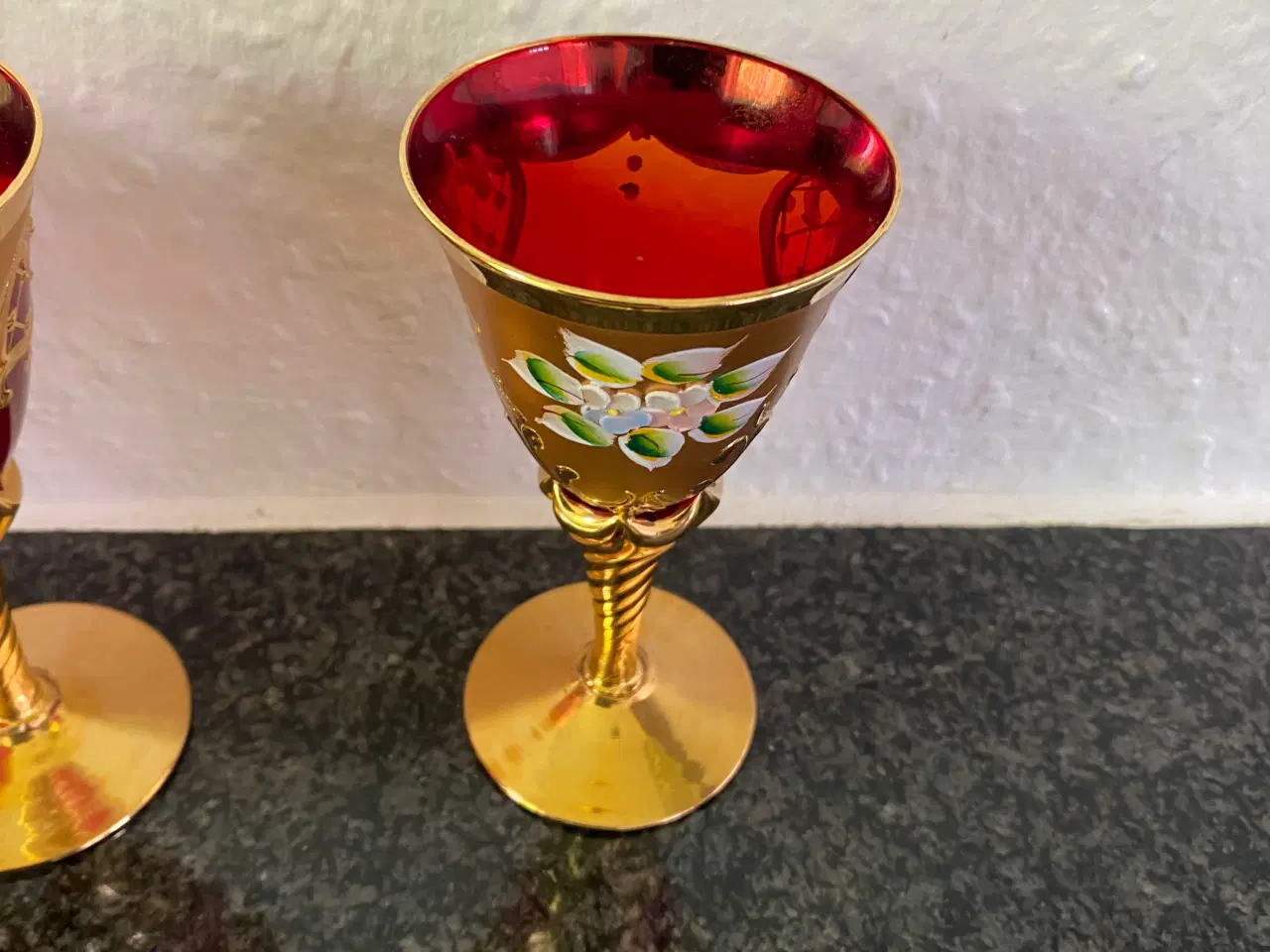 Billede 3 - Flotte rød/guld ældre vinglas 