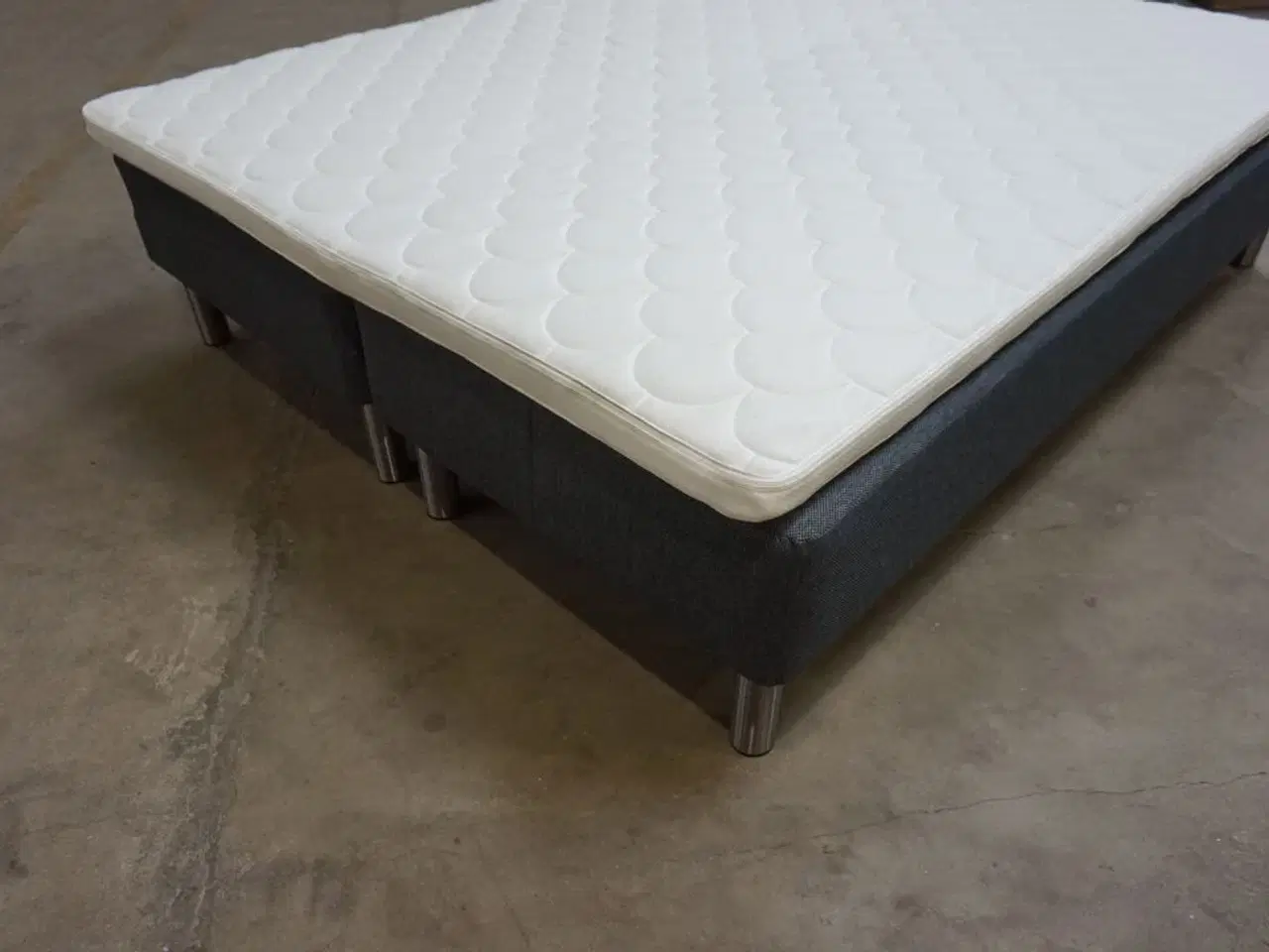 Billede 4 - Nordisk Fjer Boxseng med topmadras og stålben 160x200 cm