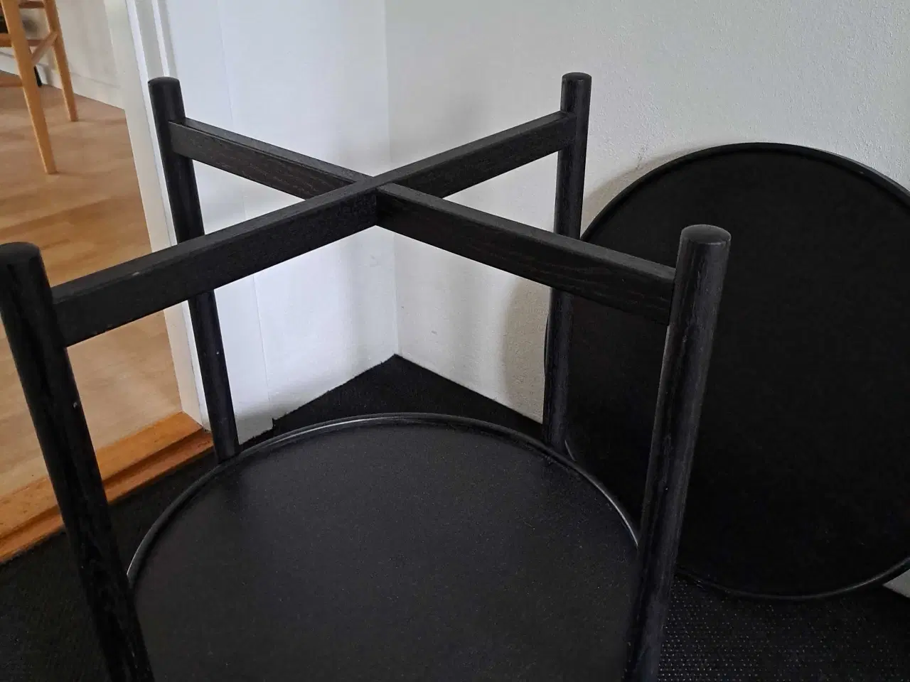 Billede 2 - Mørkbejset bakkebord i fin stand