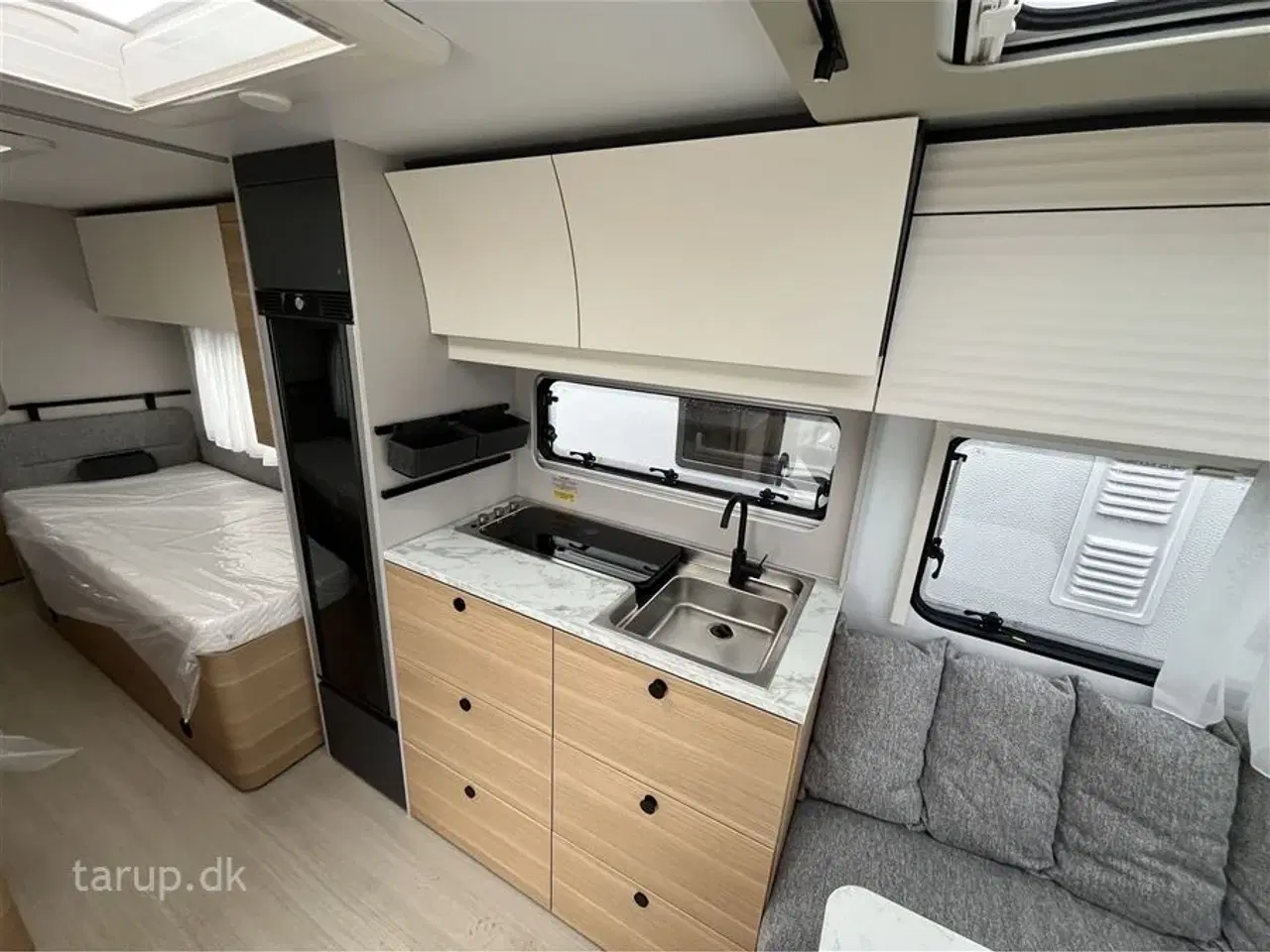 Billede 12 - 2026 - Adria Adora 572 UT   Enkeltsenge med elevation, ende-bade-værelse, panorama-vindue, el-gulvvarme, myggenetsdør, rundsiddegruppe,