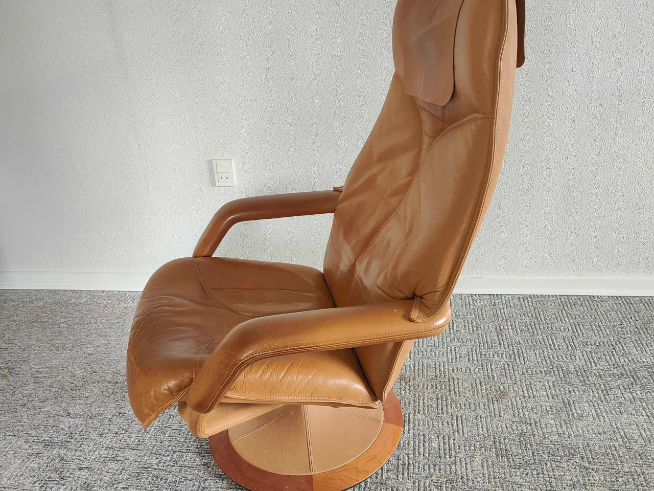 Billede 4 - Lænestol i cognac farvet læder med fodskammel 