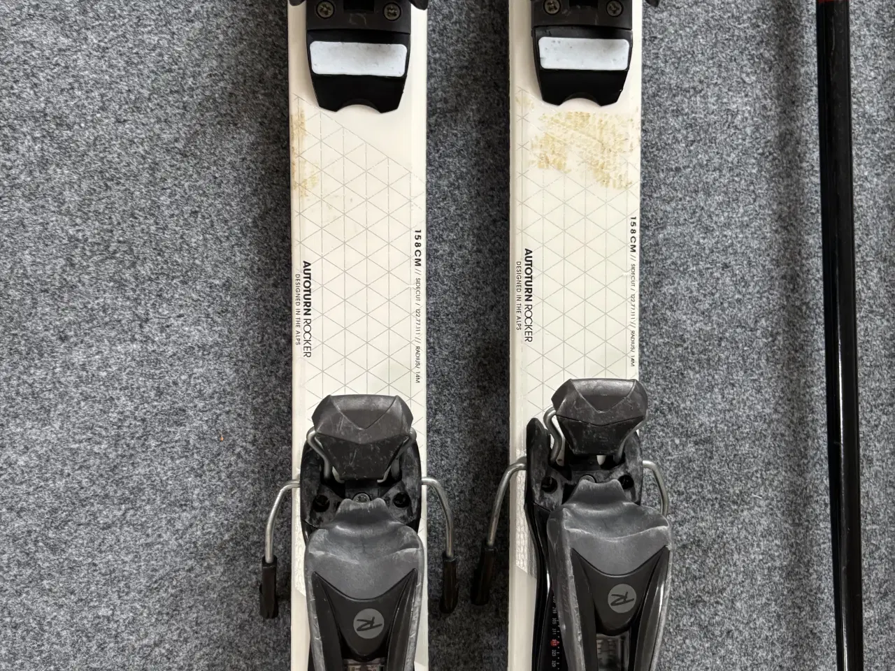 Billede 1 - Ældre men gode alpinski inkl stave