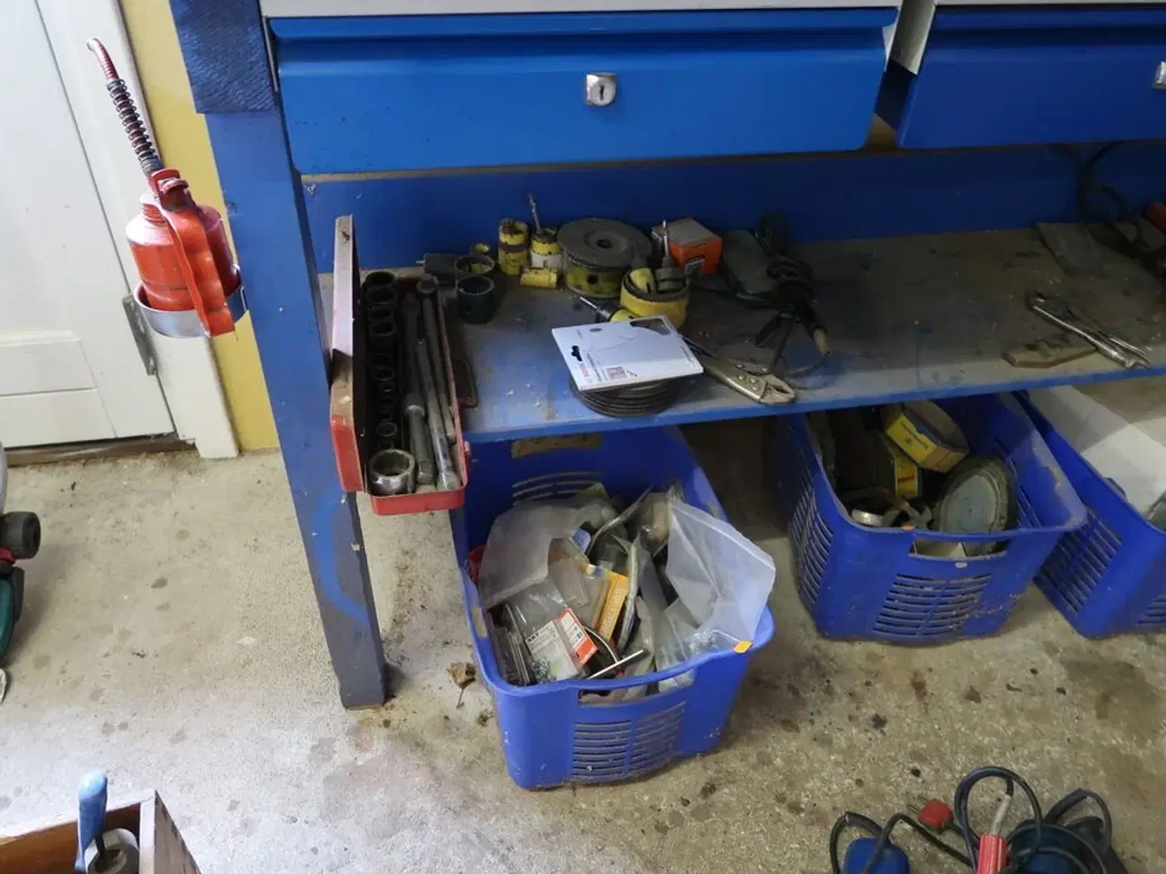 Billede 11 - Arbejdsbord med skruestik samt værktøjstavle med div. Værktøj