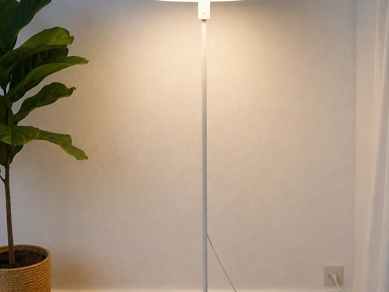 Billede 1 - Dyberg Larsen gulvlampe sælges.  Elegant og modern