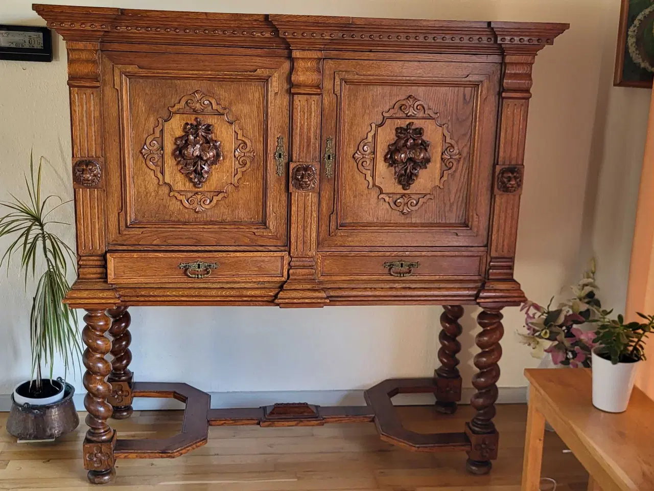 Billede 2 - To antikke skabe sælges