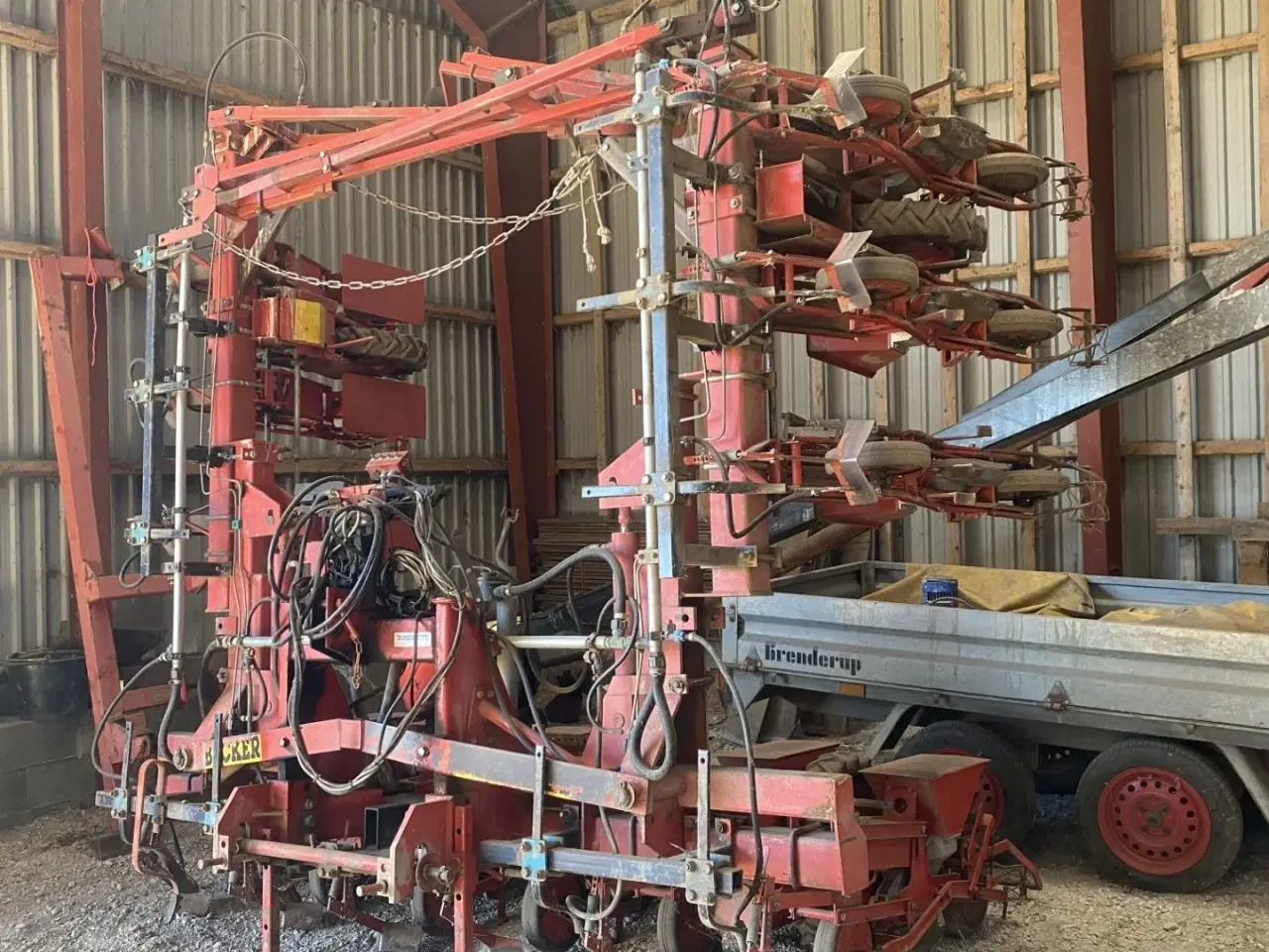 Billede 2 - Becker 12 rækket såmaskine med udstyr til flydende gødning. Fronttank medfølger til prisen.