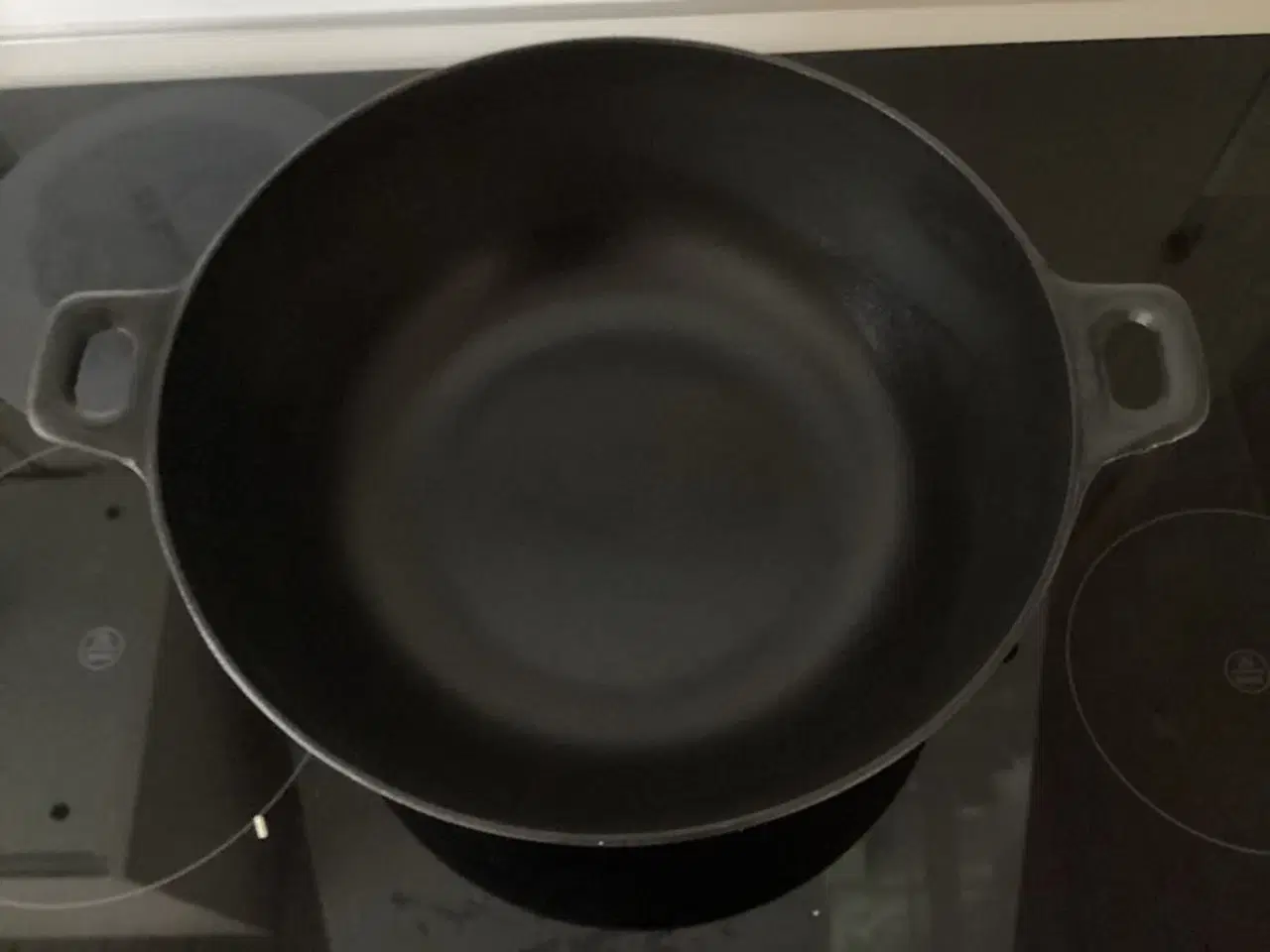 Billede 3 - Stor sort støbejernsgryde Ø: 32 cm med glaslåg