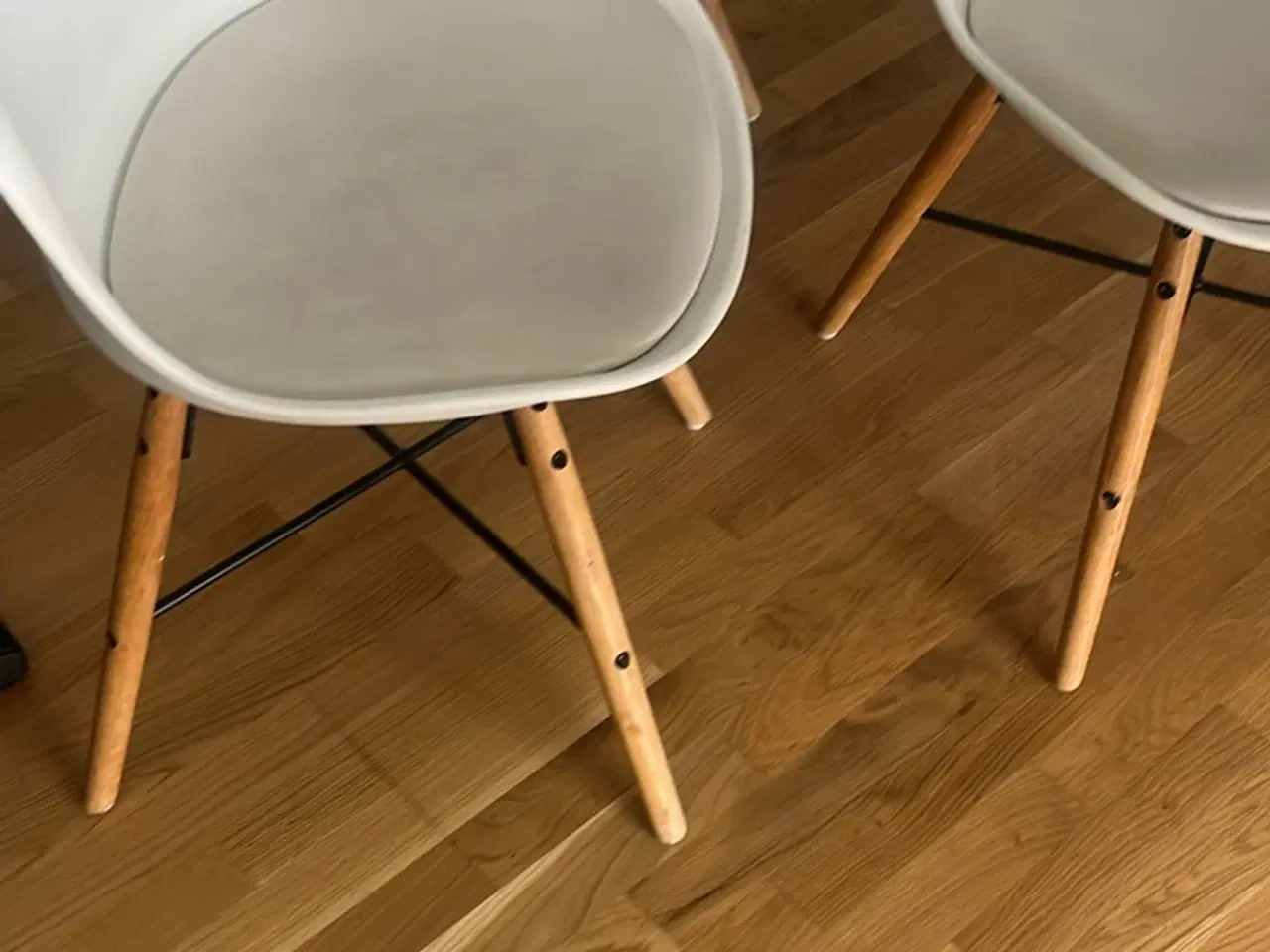 Billede 3 - Spisebord og 4 stole