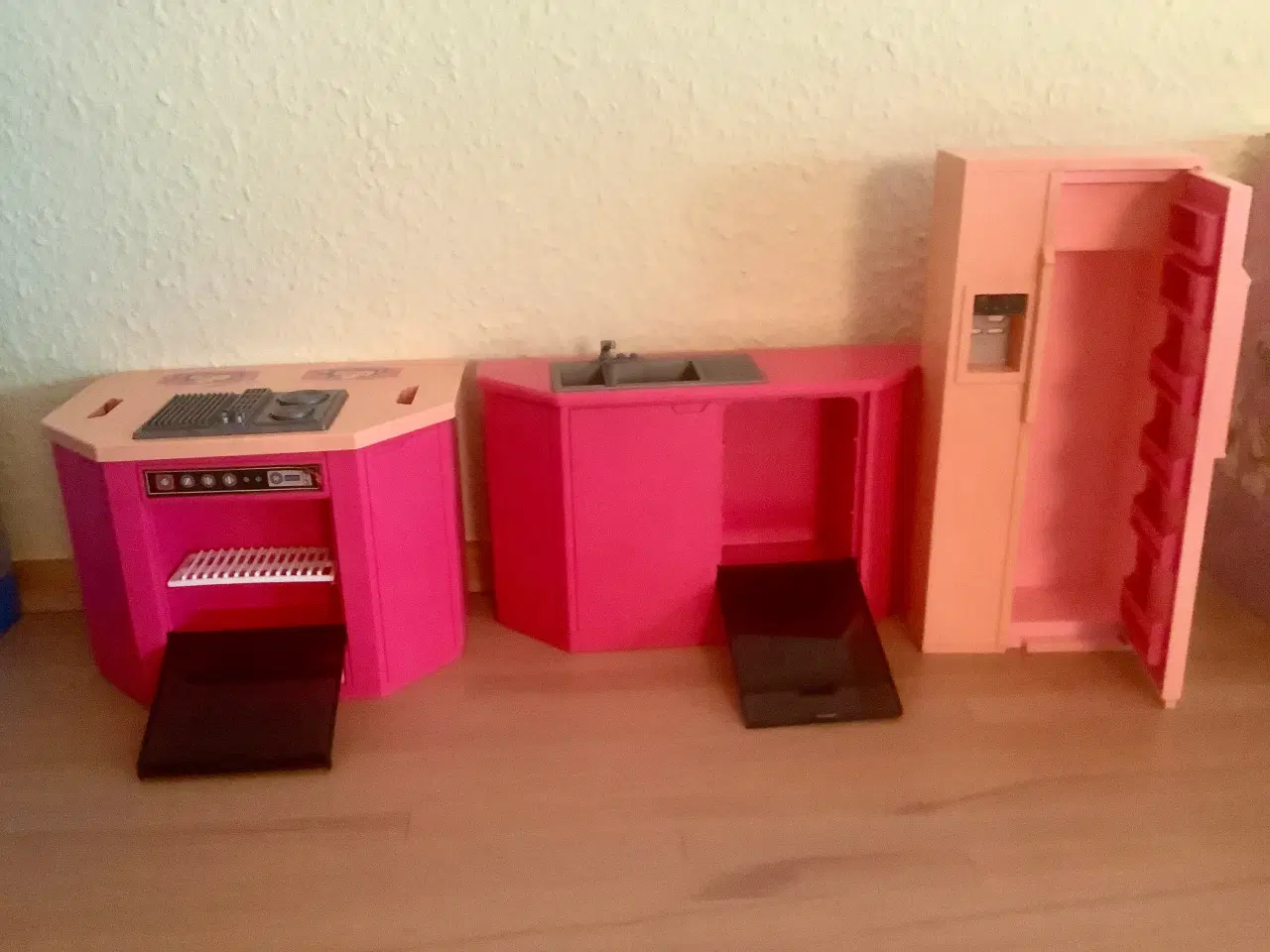Billede 4 - Køkken til Barbie dukke.