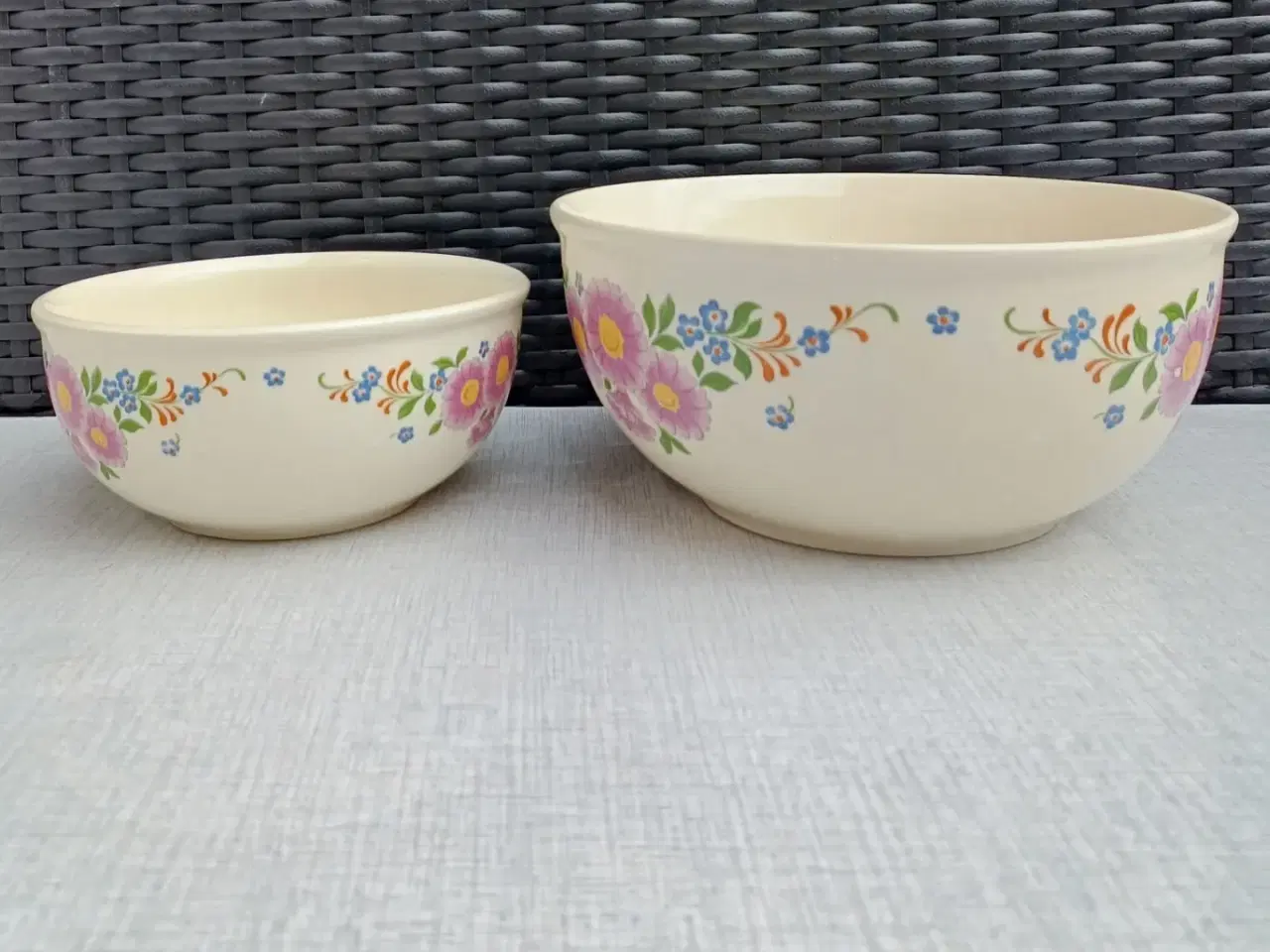 Billede 2 - To porcelæns skåle med blomstermotiv.