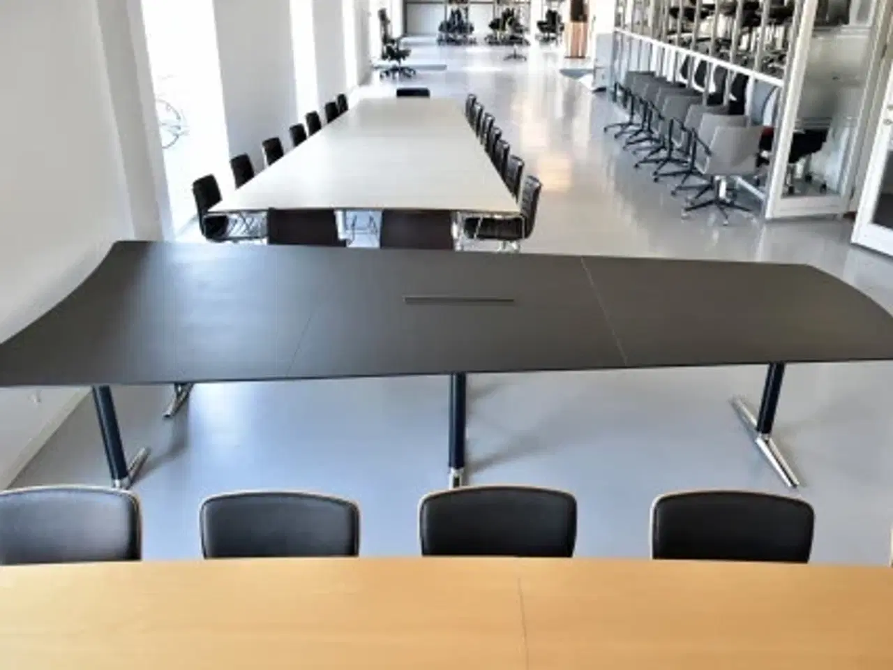 Billede 3 - Kegleformet fumac konferencebord med sort linoleum