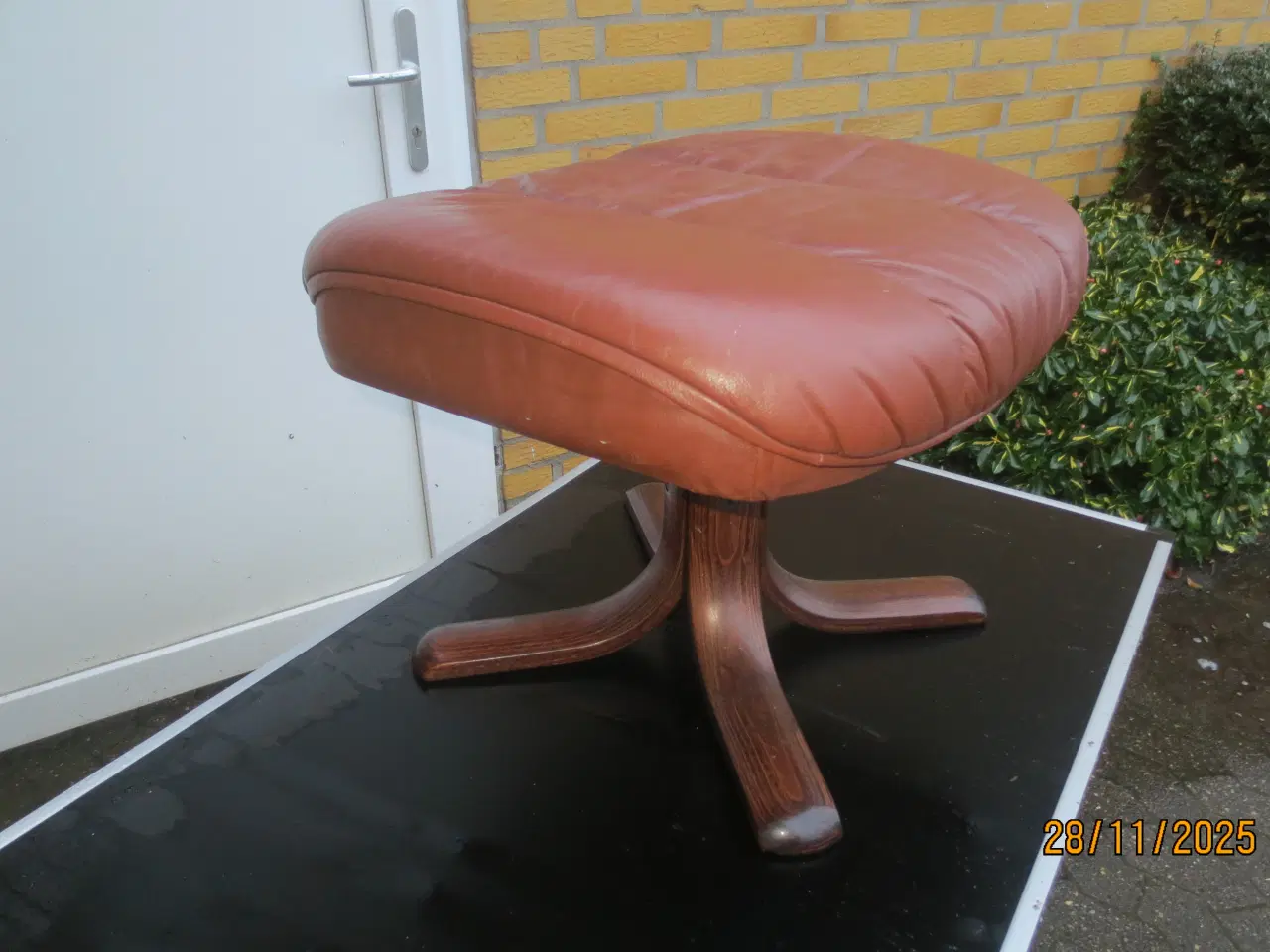 Billede 2 - 1 stk Fodskammel med brun læder