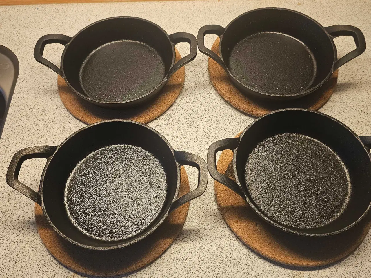 Billede 1 - 4 støbejerns skåle med bordskånere