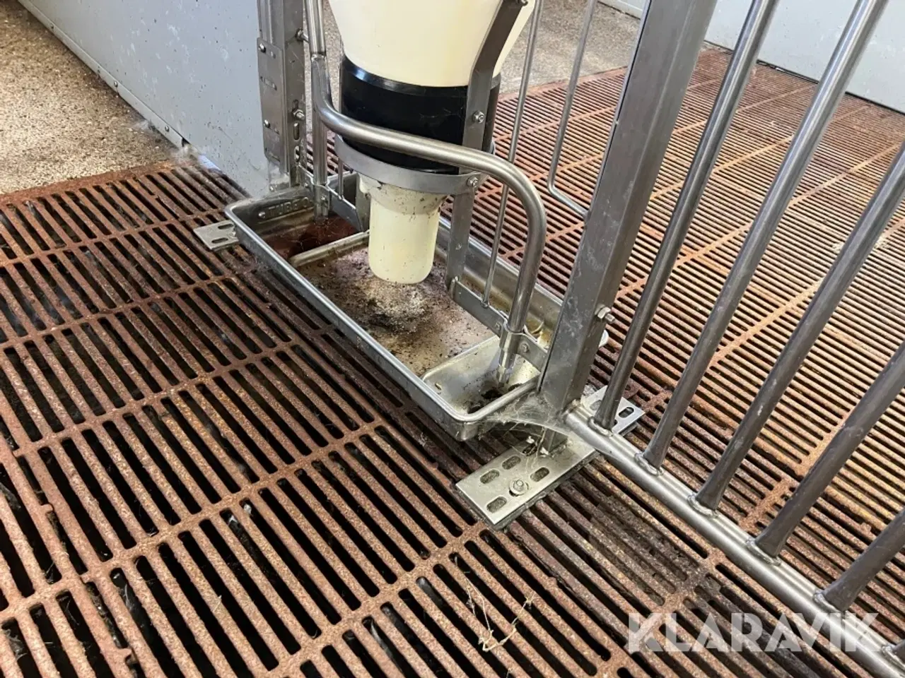 Billede 8 - Grisestier i rustfrit stål med inventar Skiold 12 styk