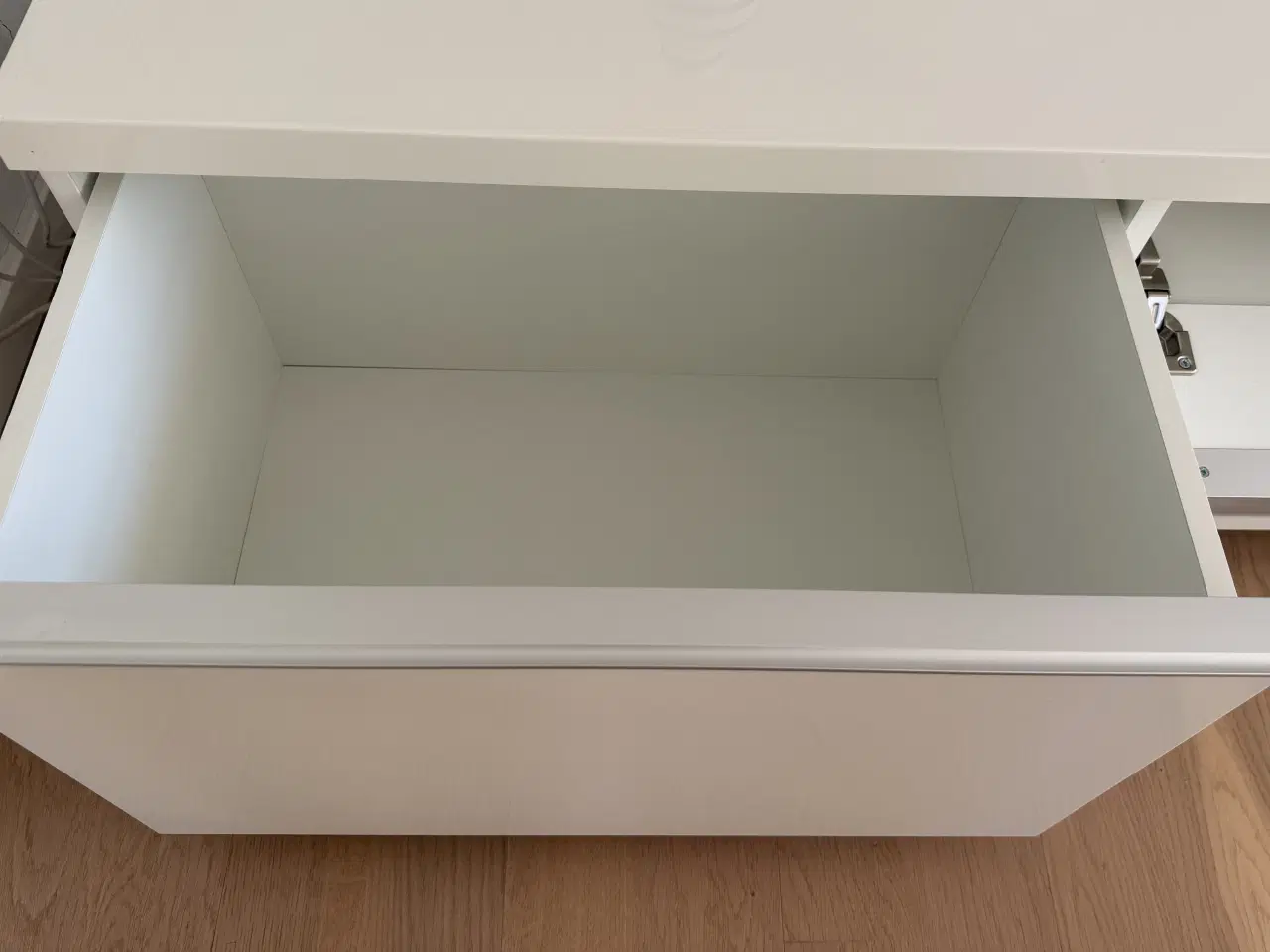 Billede 3 - BESTÅ TV-bænke i højglans hvid finish (2 stk.)