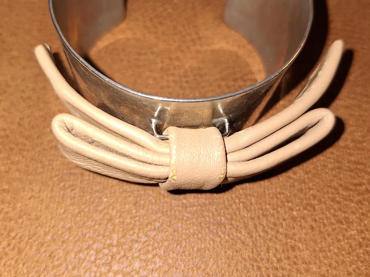 Billede 4 - Fast armbånd med brun lædersløjfe 
